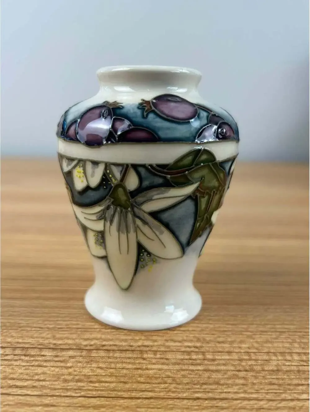 MOORCROFT ART POTTERY JUNEBERRY PATTERN BY ANJI DAVENPORT 22/3 VASE
